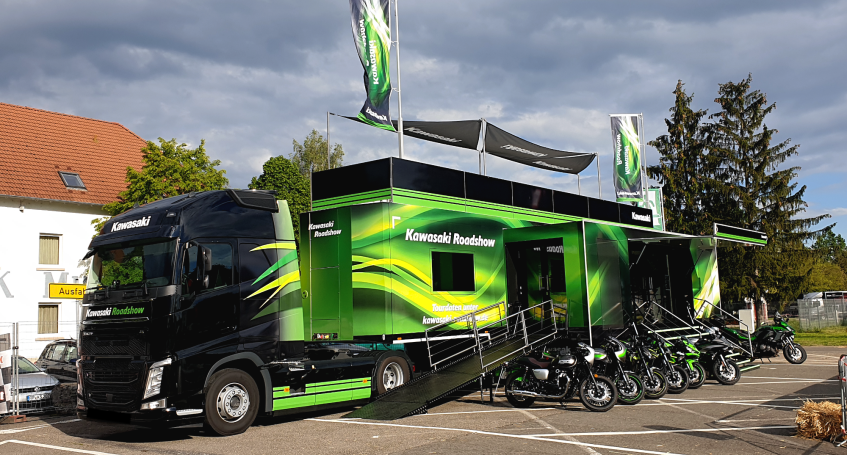 Kawasaki Roadshow aufgebauter Truck draußen