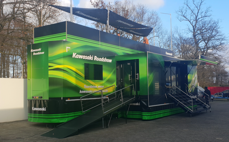 Kawasaki Roadshow aufgebauter Truck draußen