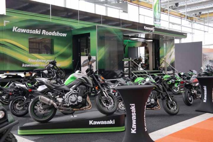 Kawasaki Roadshow aufgebauter Truck in Halle